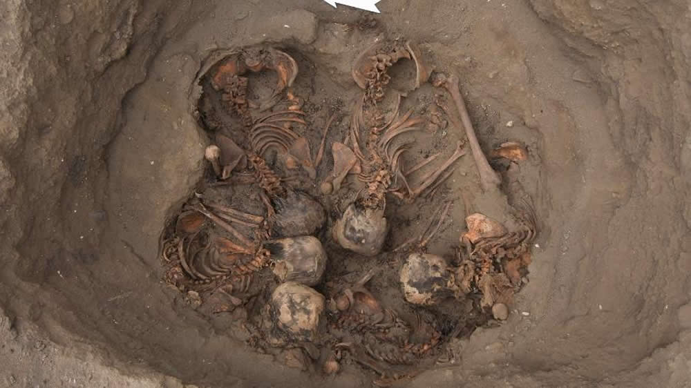 tumbas de 76 criancas sacrificadas em rituais sao descobertas no peru.jpg